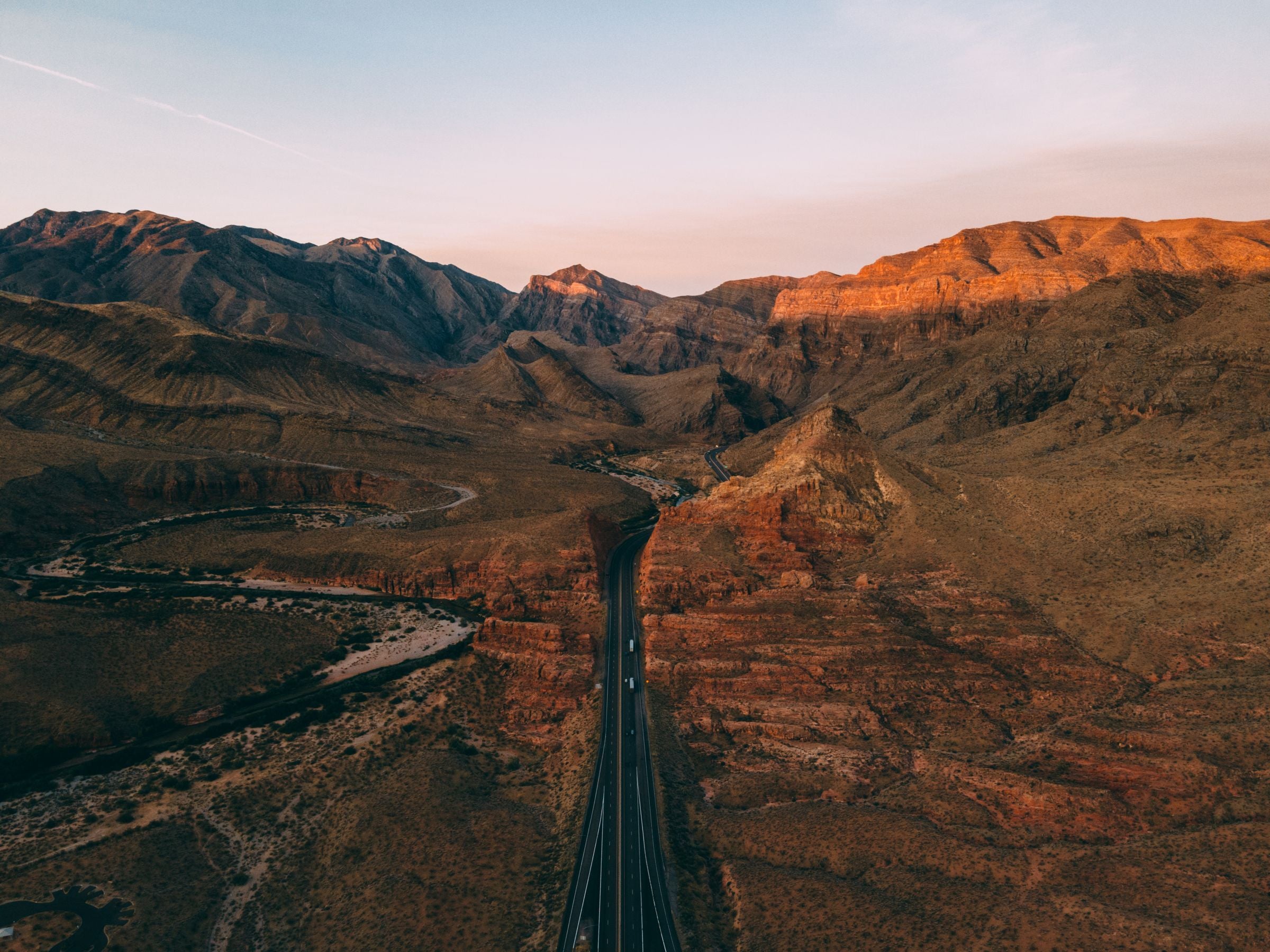 Dron vuelo montanas