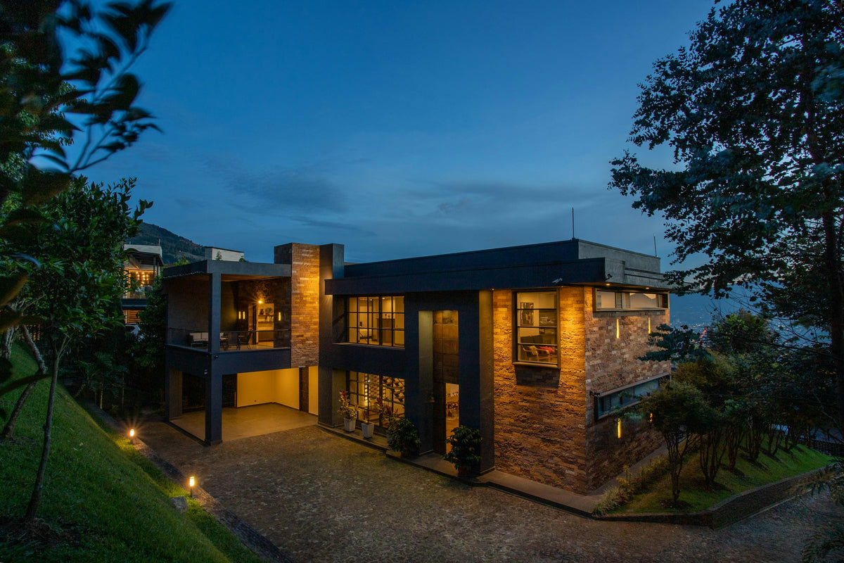 Casa moderna de noche seguridad