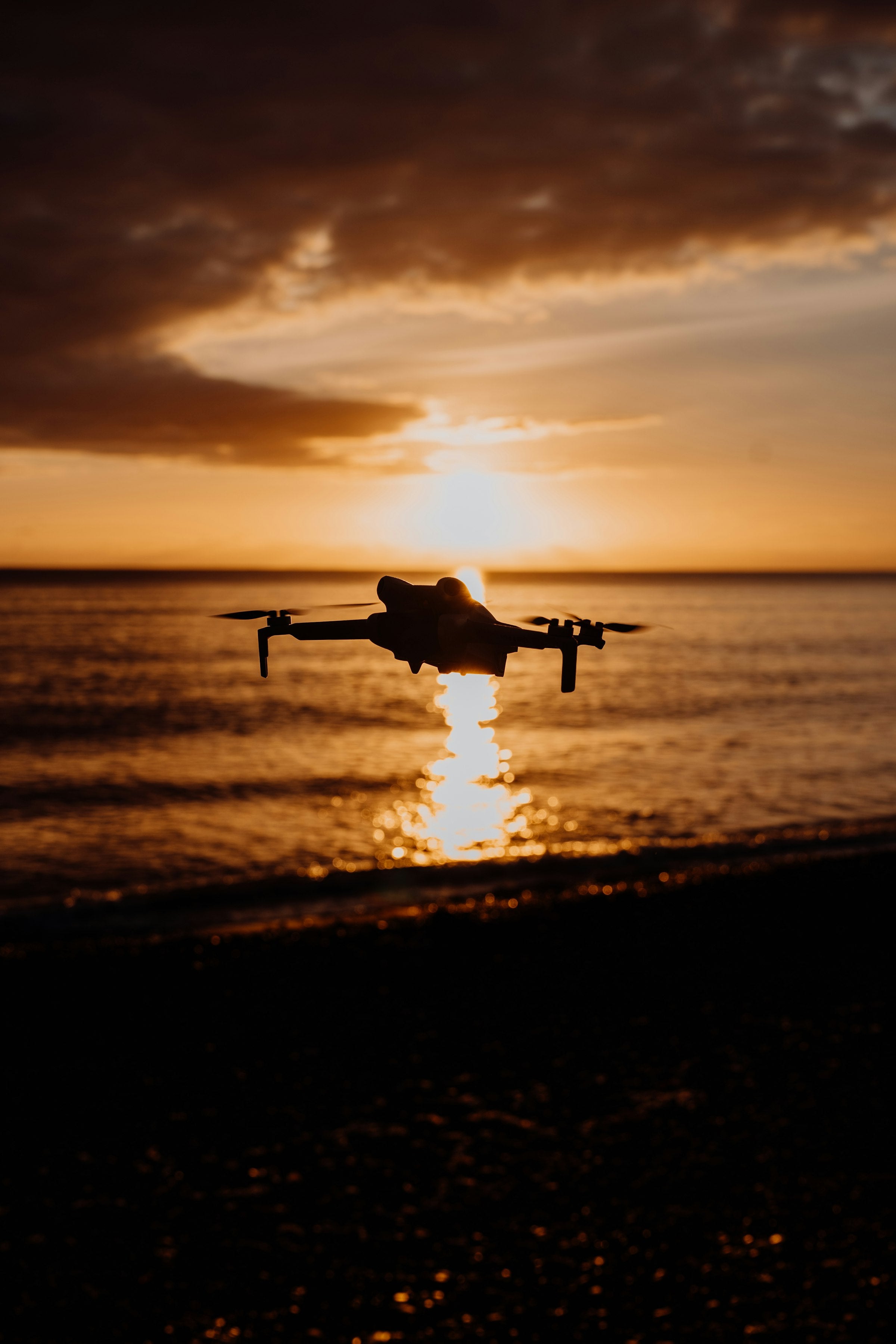 Dron atardecer mar